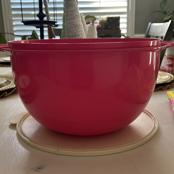 Tupperware 10L pink bowl with lid - Picture 7 of 11